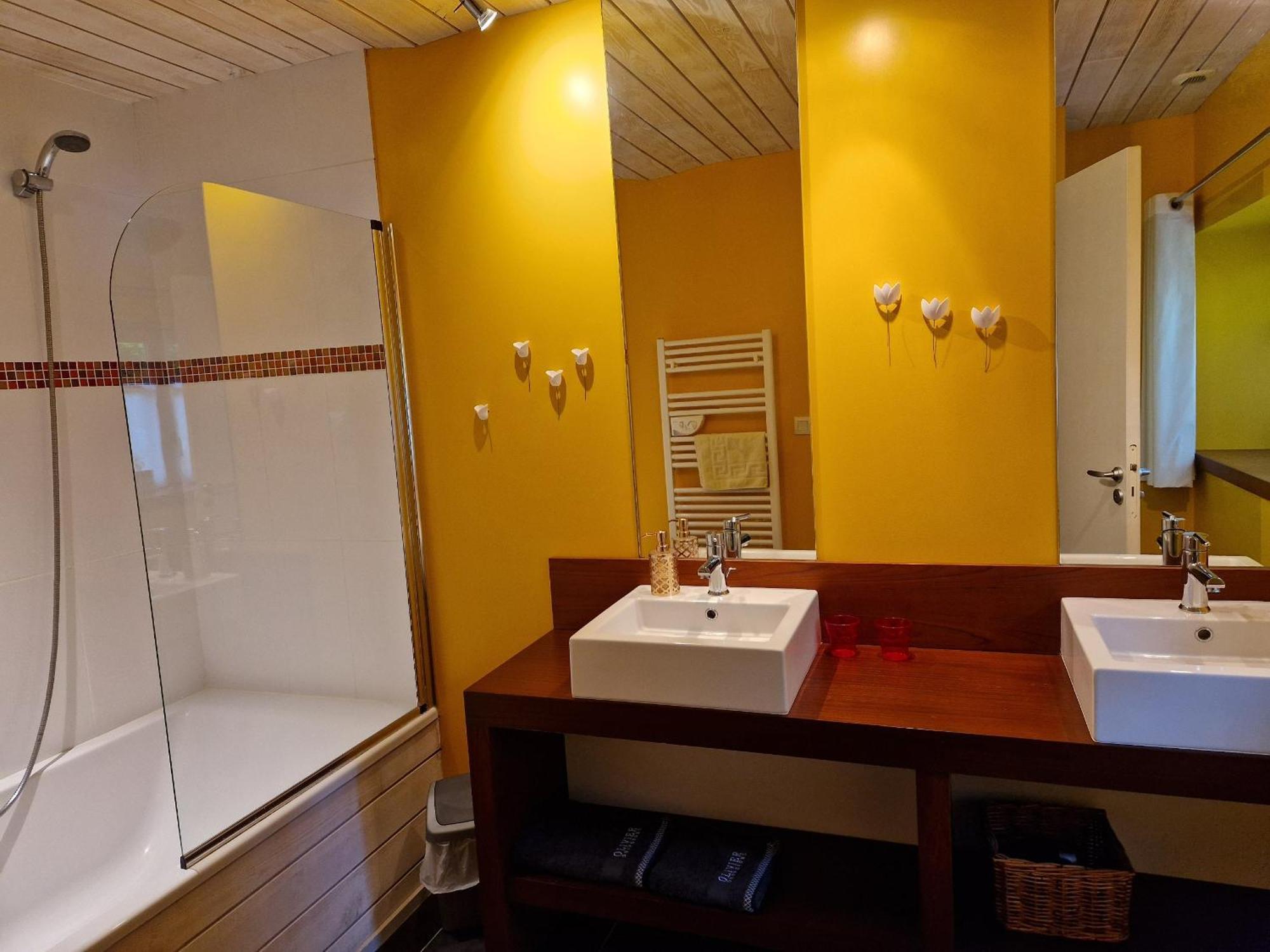 Longere De Nivinen Bed & Breakfast Arzano Bagian luar foto